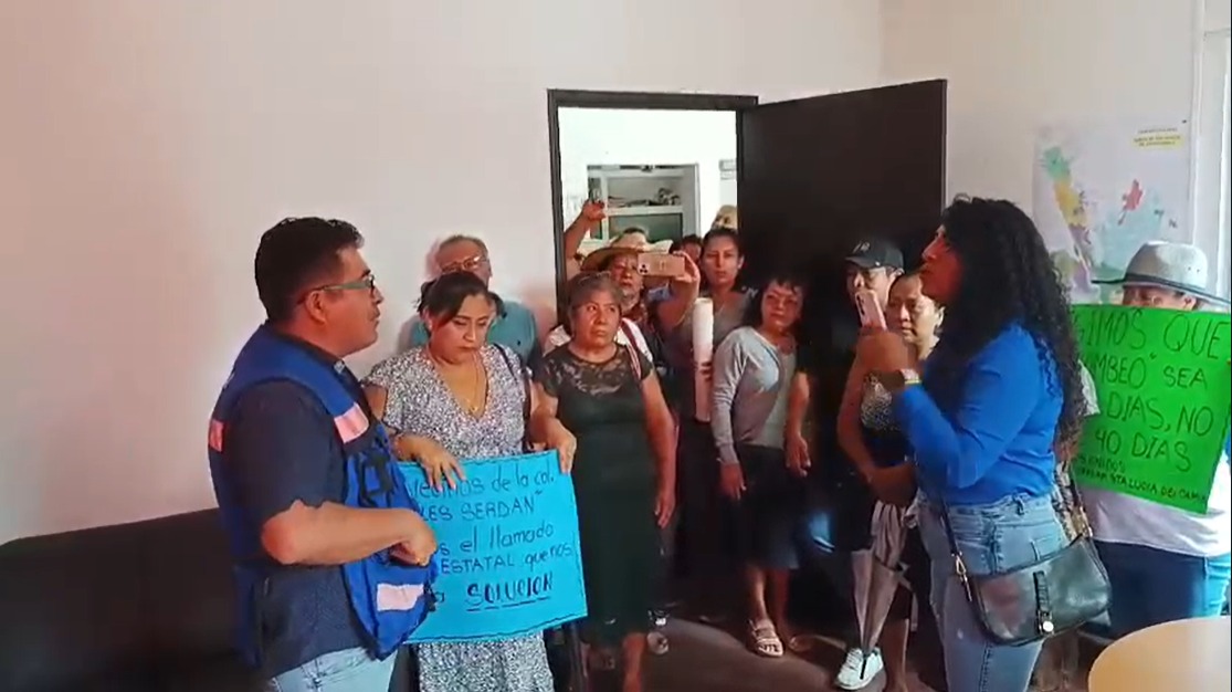 Protestan habitantes de Santa Lucía en oficinas de SOAPA, por falta de agua