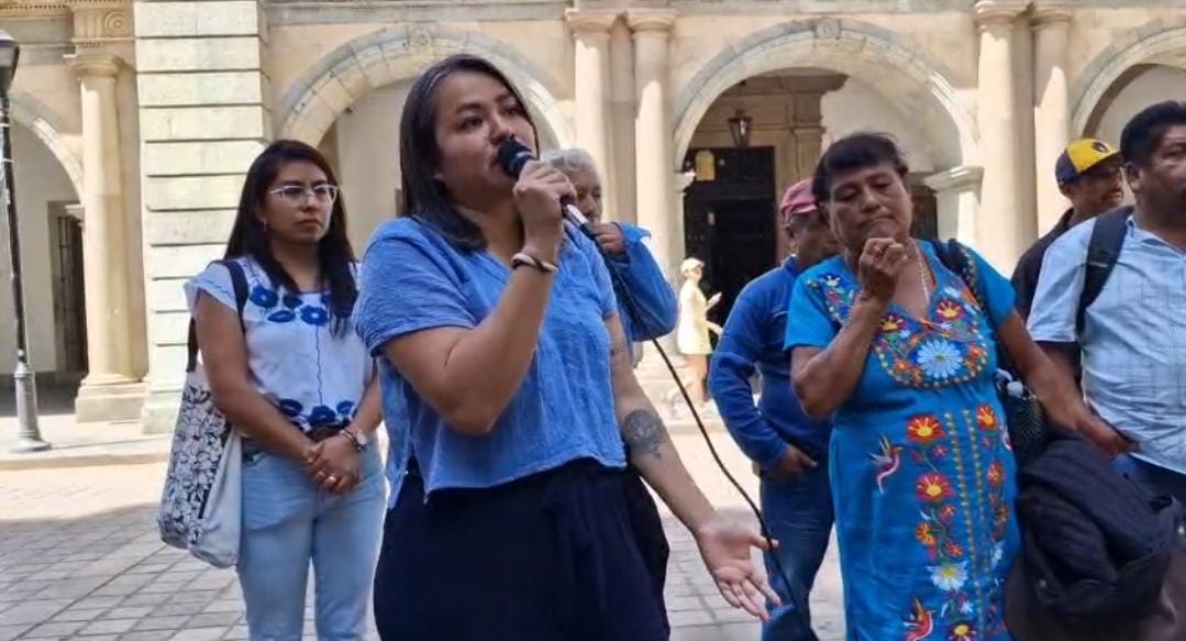 Reclaman maestros mezcaleros de Oaxaca apoyo para proteger su tradición ancestral