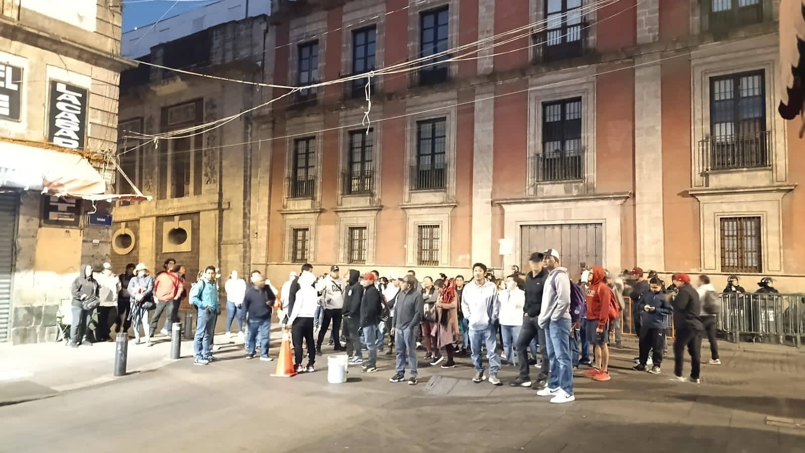 Bloquean docentes de la Sección 22 Palacio Nacional y agreden a prensa