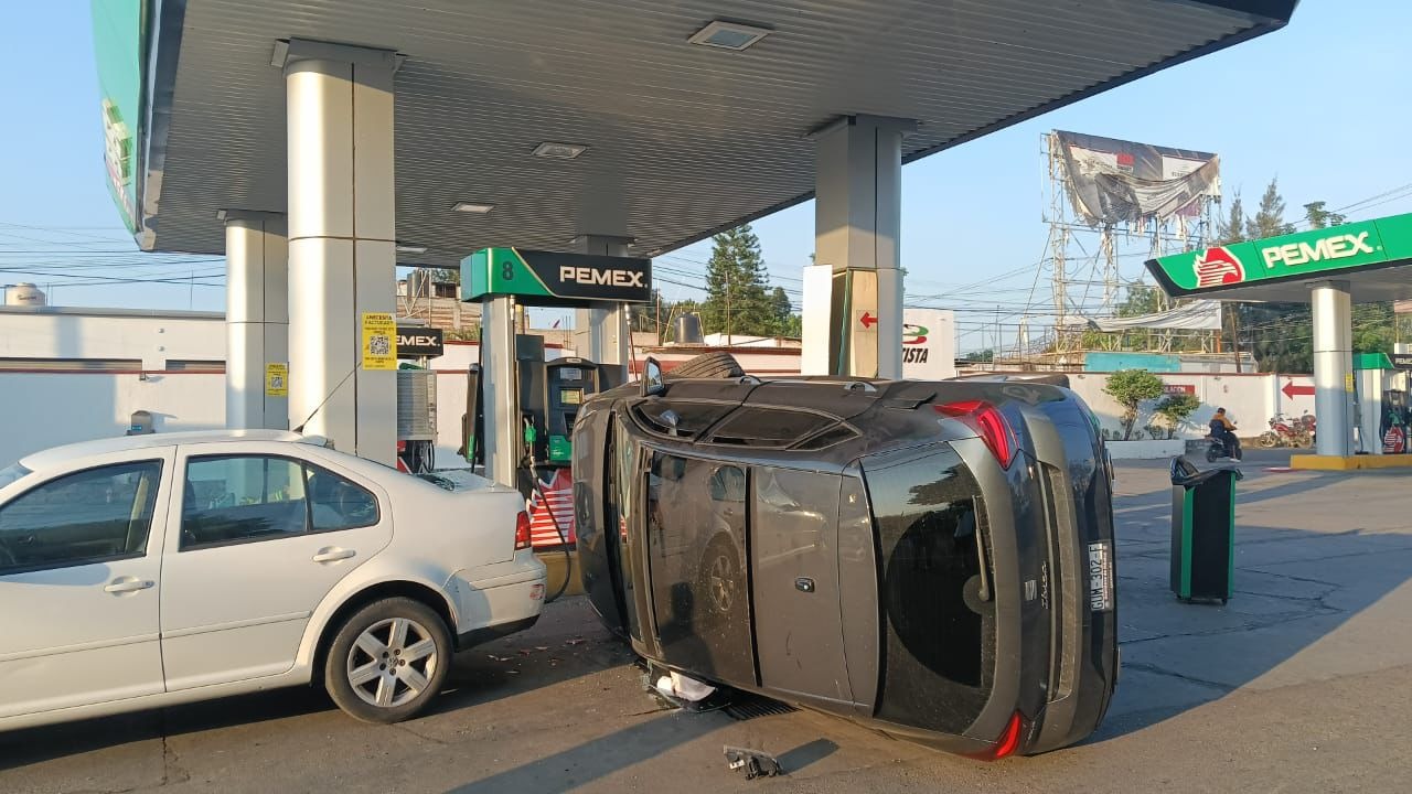 Vuelca vehículo dentro de gasolinera en Santa Lucía del Camino