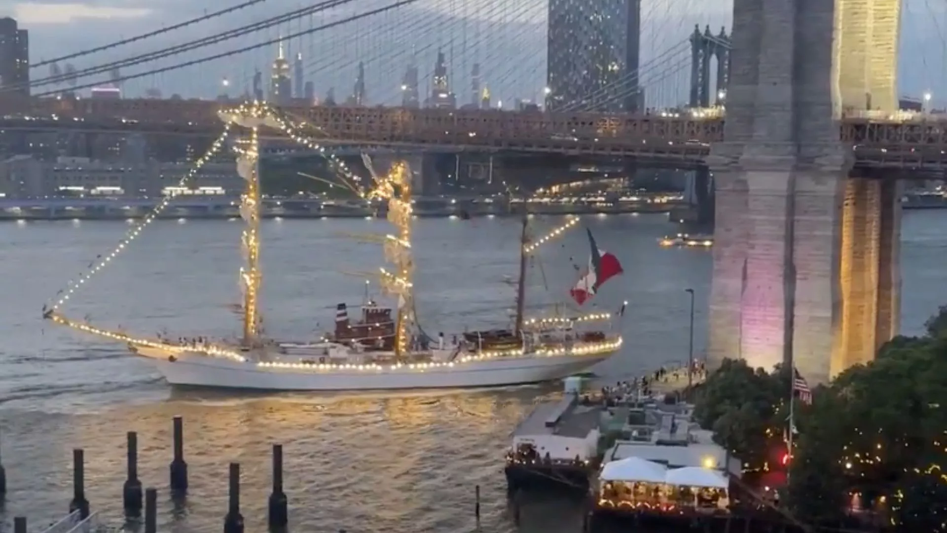 Colisiona Buque Cuauhtémoc contra Puente de Brooklyn: dos muertos y 20 heridos