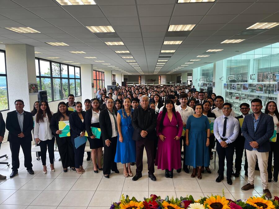 Entrega UTVCO títulos profesionales a más de 200 egresadas y egresados