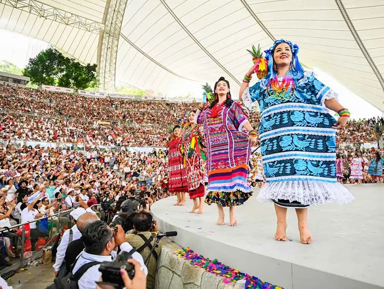 Anuncian las 55 delegaciones participantes de la guelaguetza 2025