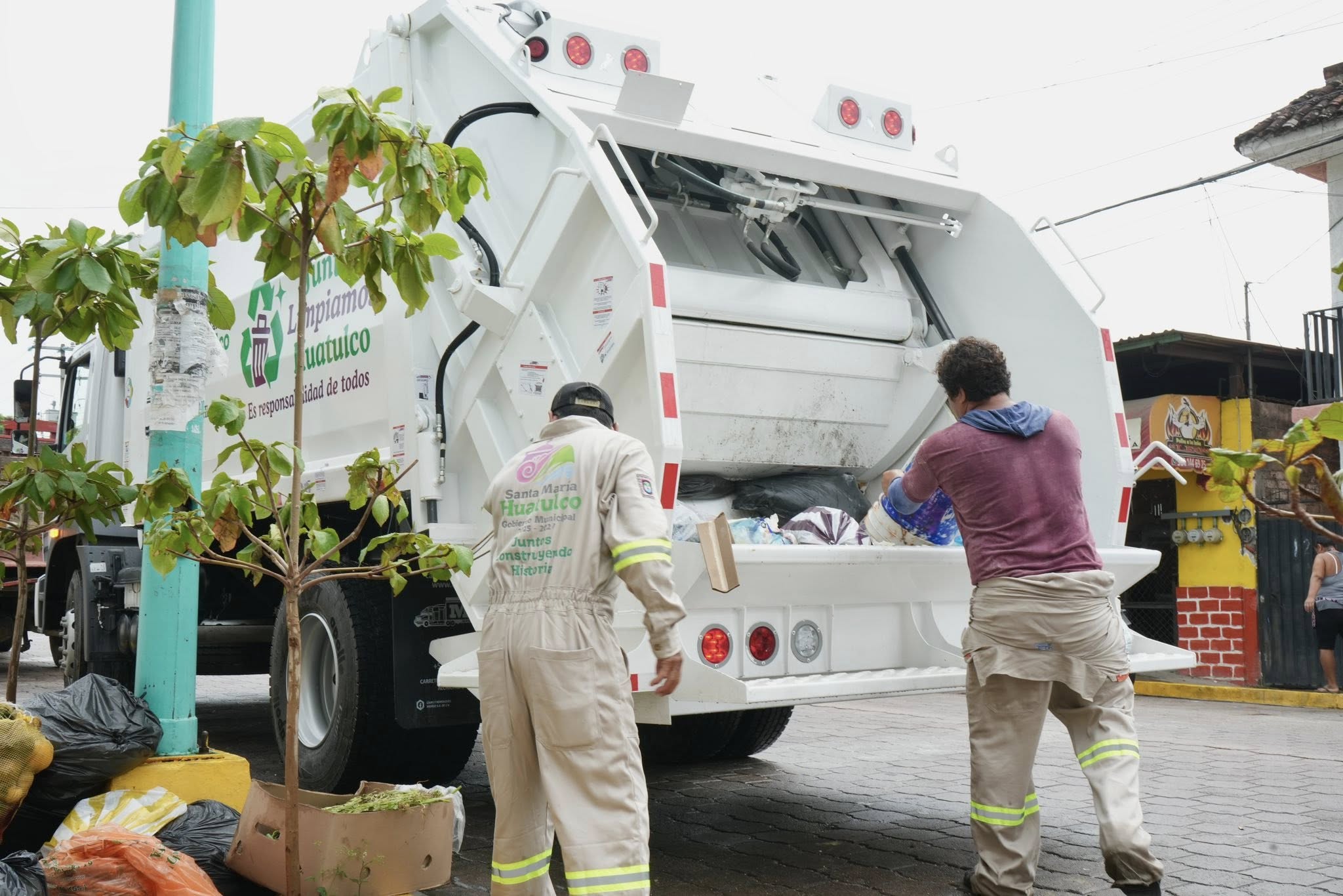 Impulsan sustentabilidad con nuevos compactadores en Huatulco