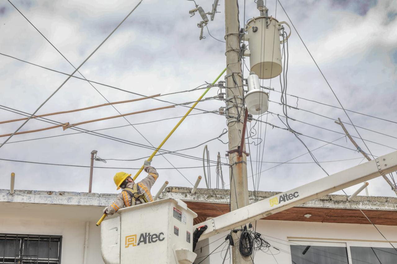 Restablece CFE servicio en zonas afectadas por «Erick»