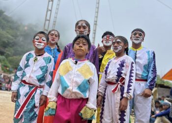 Deslumbran maromeros y trapecistas de Tlahuitoltepec en la fiesta patronal de San Juan Cotzocón