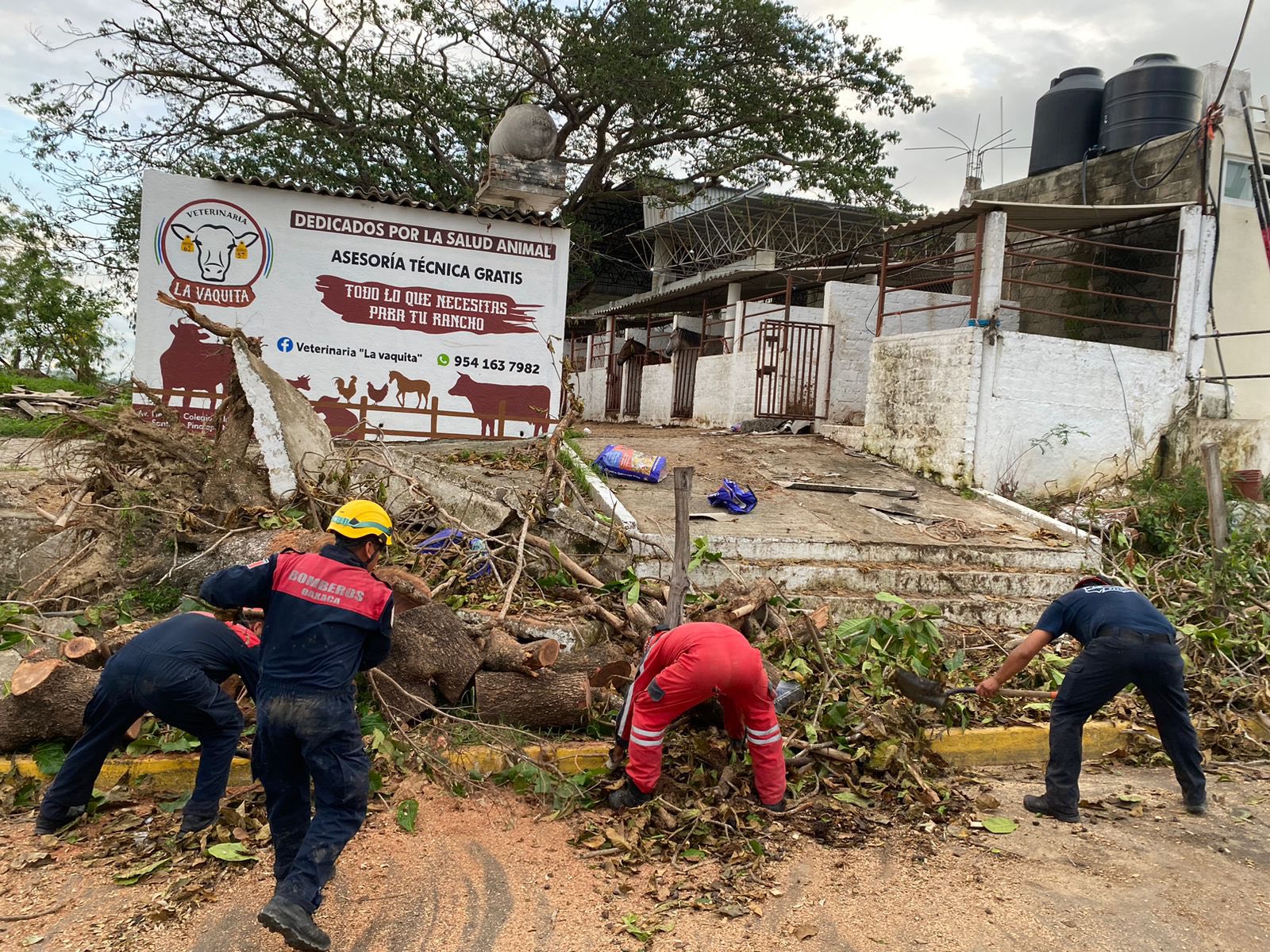 Continúan Bomberos de Oaxaca en labores de auxilio tras el paso del huracán Erick