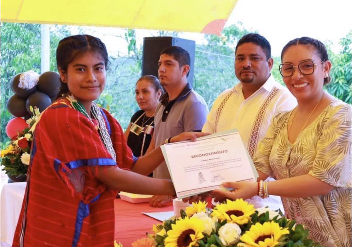 Luce Lorena Martínez huipil triqui en su graduación