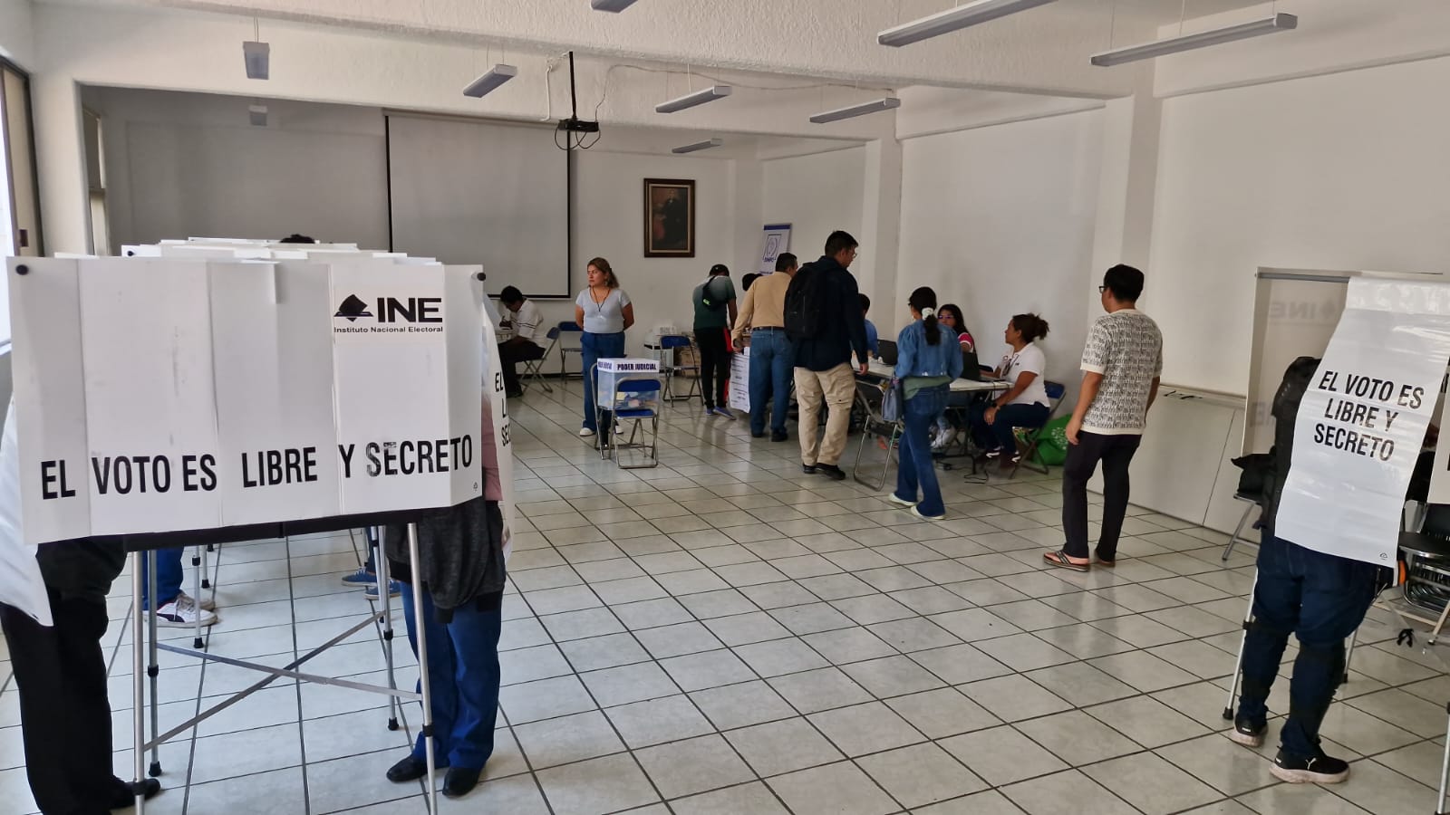 Participan oaxaqueños con entusiasmo en casilla especial de Elección Judicial