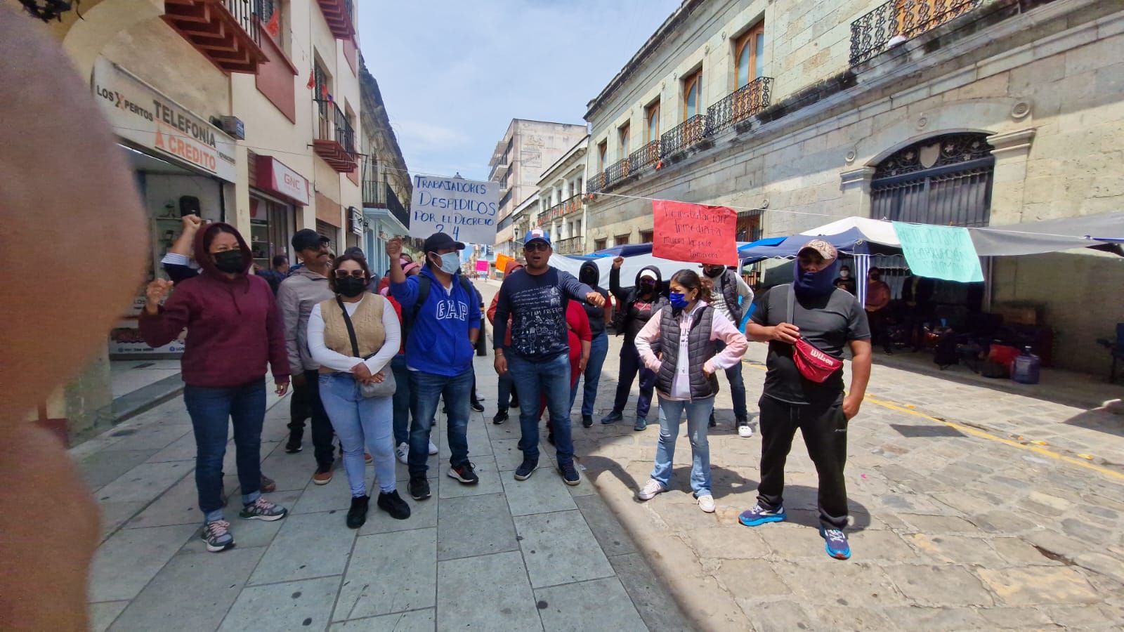 Exigen exburócratas reinstalación frente a Palacio de Gobierno durante elección judicial