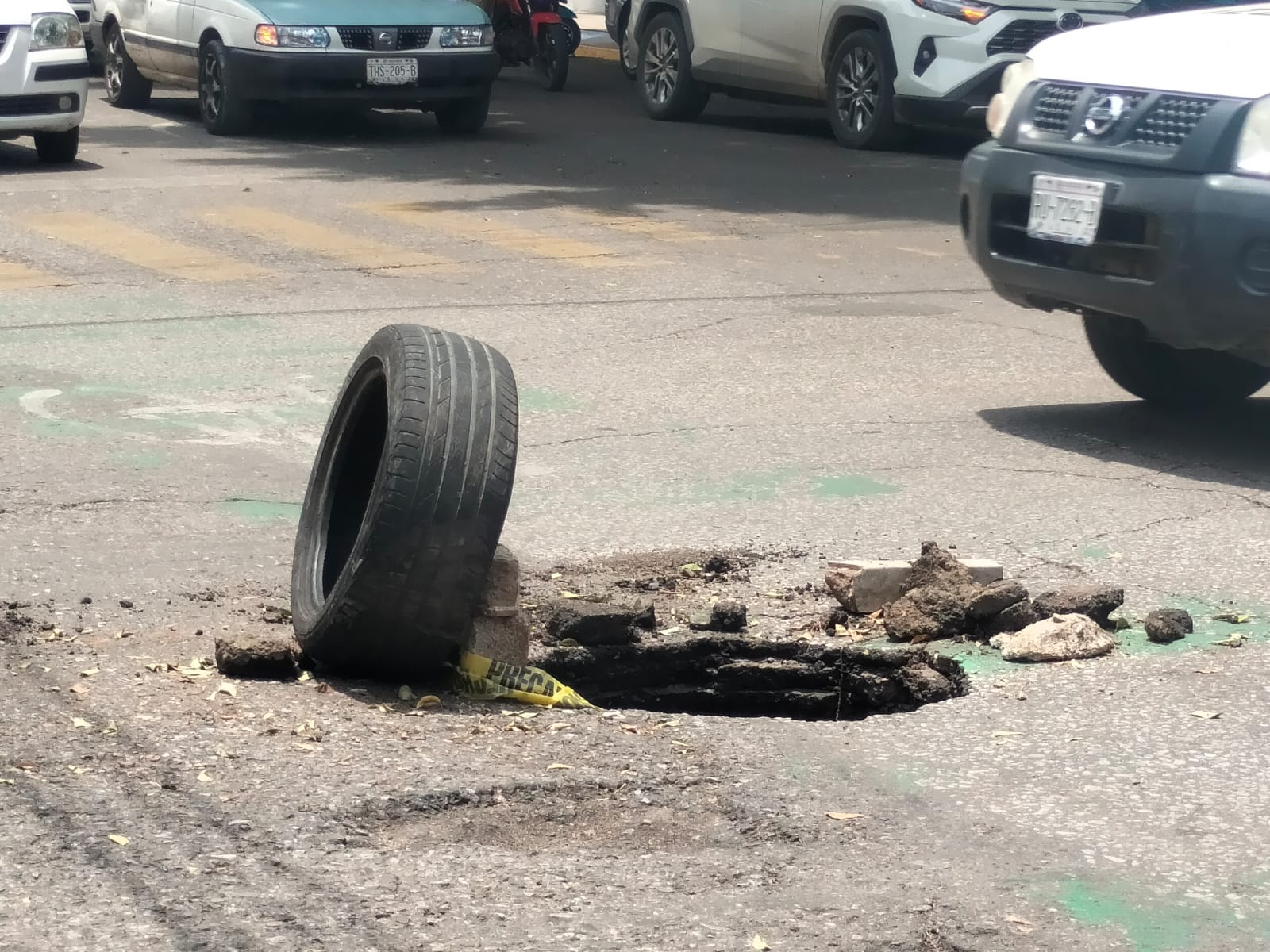 Colocan señalización provisional por socavón en calle Emilio Carranza