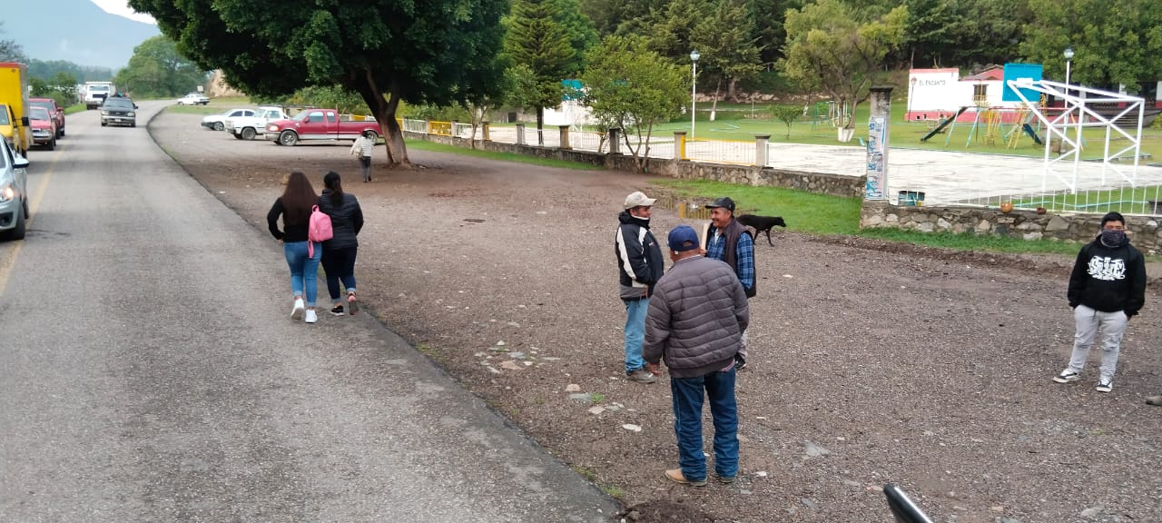 Bloquean pobladores de San Miguel Peras la vía a Juxtlahuaca