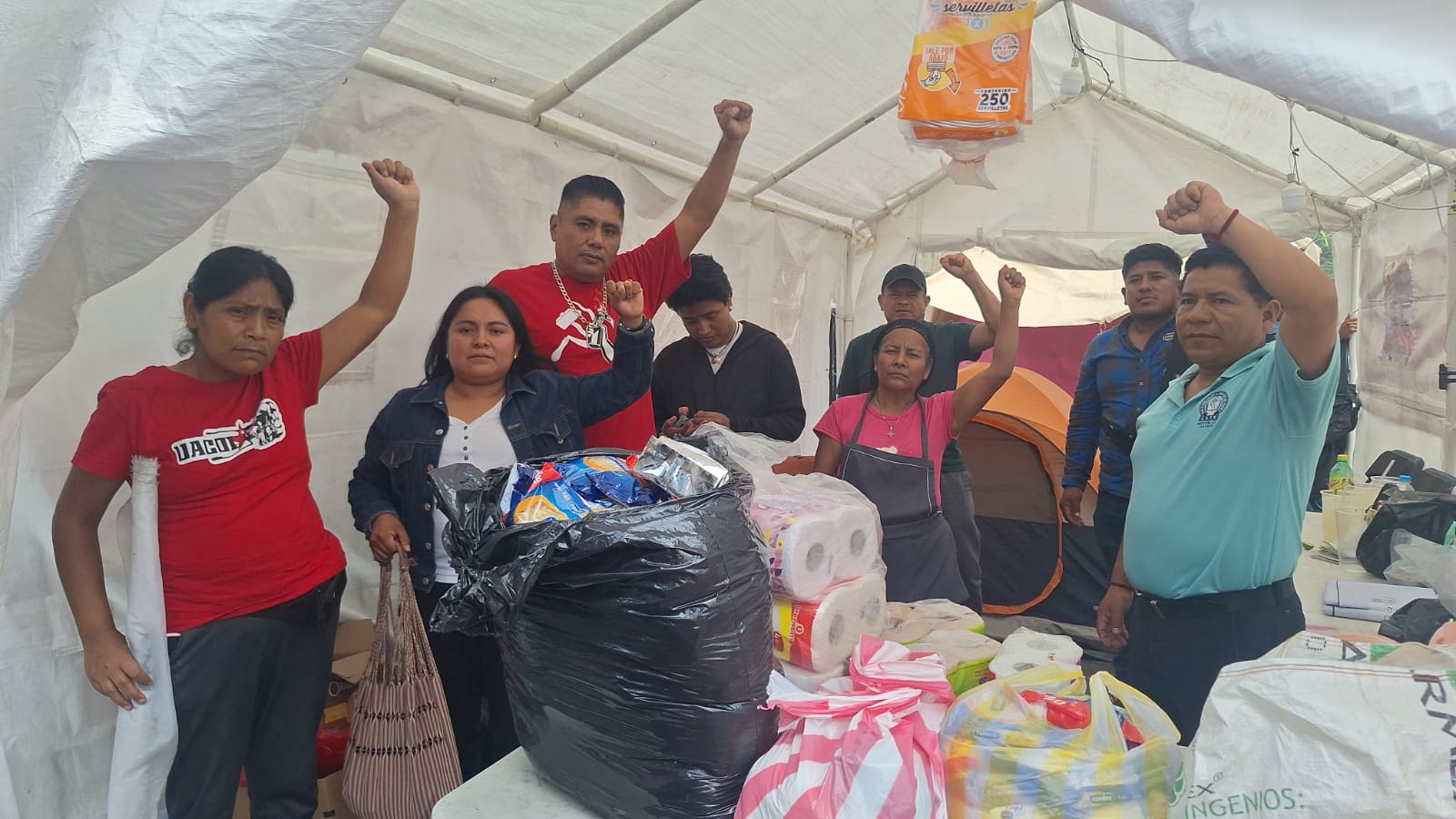 Apoyan organizaciones oaxaqueñas a maestros de Sección 22 con víveres