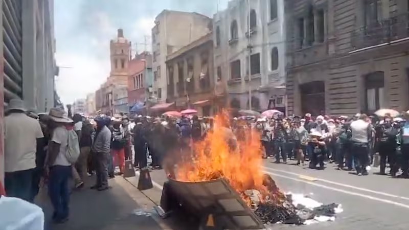 Maestros de la CETEG irrumpen  e incendian oficinas del SNTE
