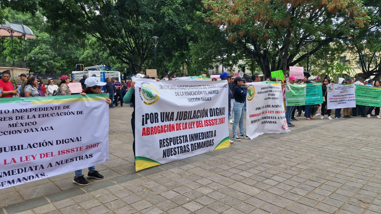 Marcha el Sindicato de Oaxaca contra la Ley del ISSSTE y amenaza con paro