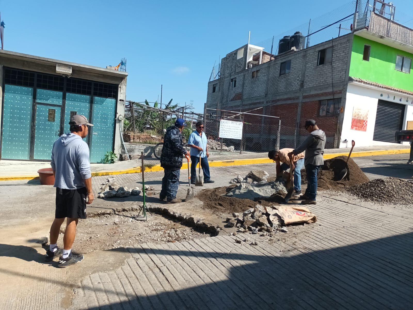 Reclama ciudadanía de Santiago Matatlán transparencia y repara baches abandonados por autoridades
