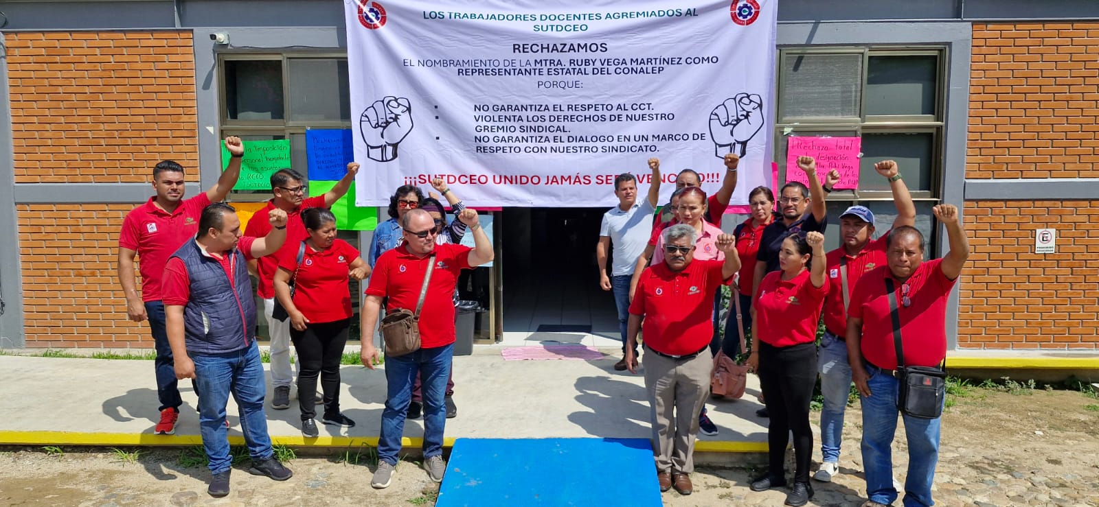 Protestan docentes del CONALEP en Oaxaca contra nombramiento de Rubí Vega