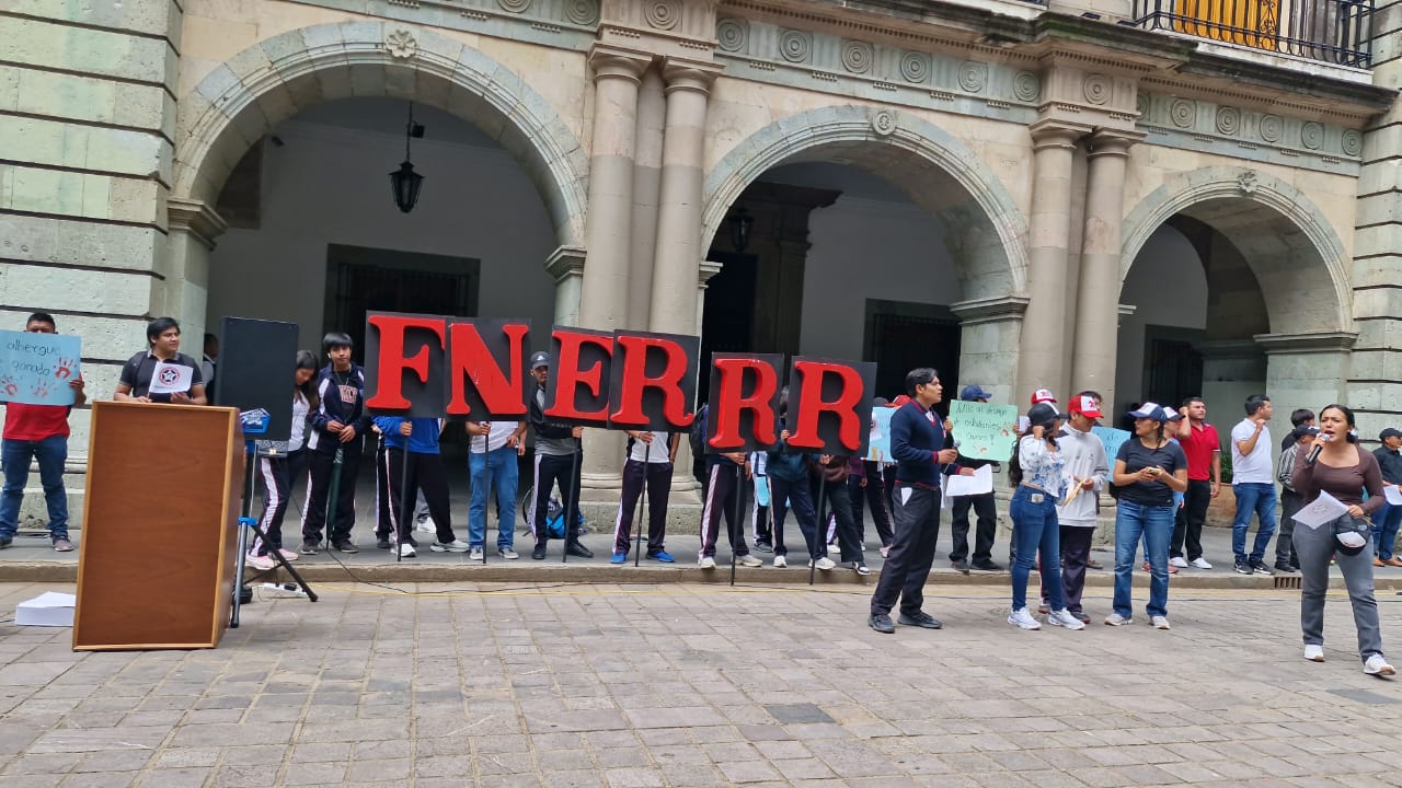 Exigen estudiantes de la FNERRR devolución de albergue desalojado