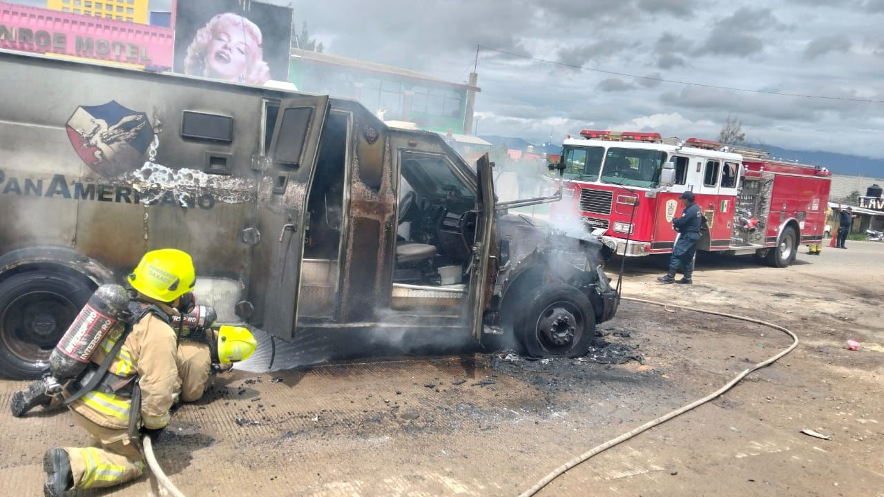Arde vehículo de valores en carretera Oaxaca-Puerto Ángel