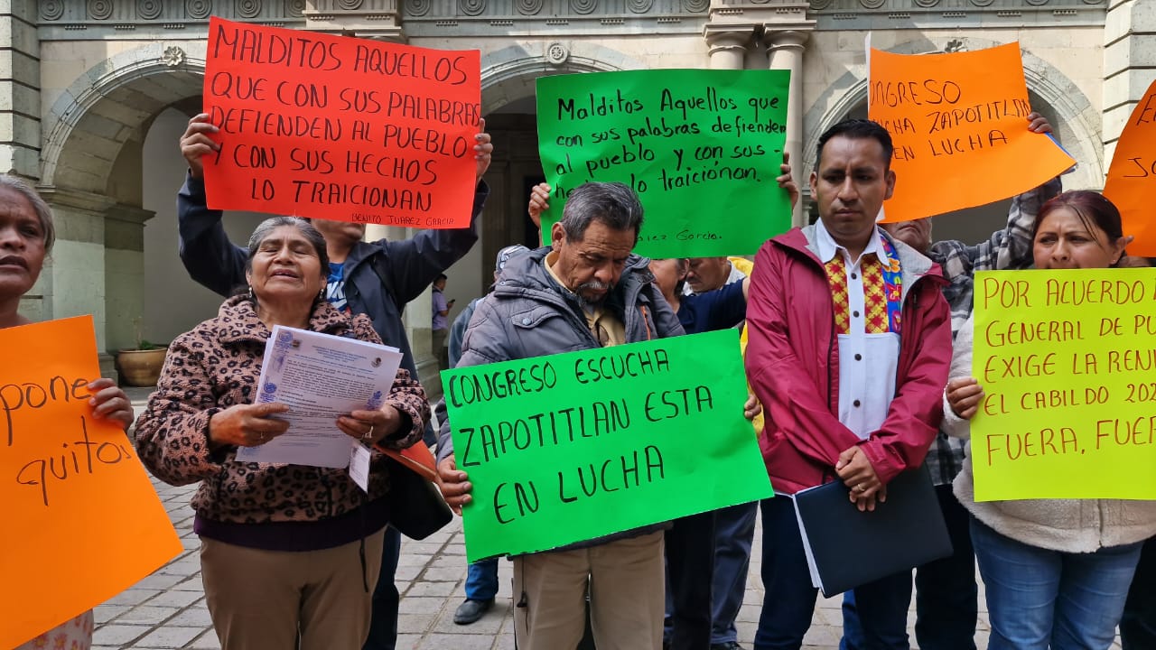 Exigen vecinos de Zapotitlán Palmas destitución de cabildo por desvío de recursos
