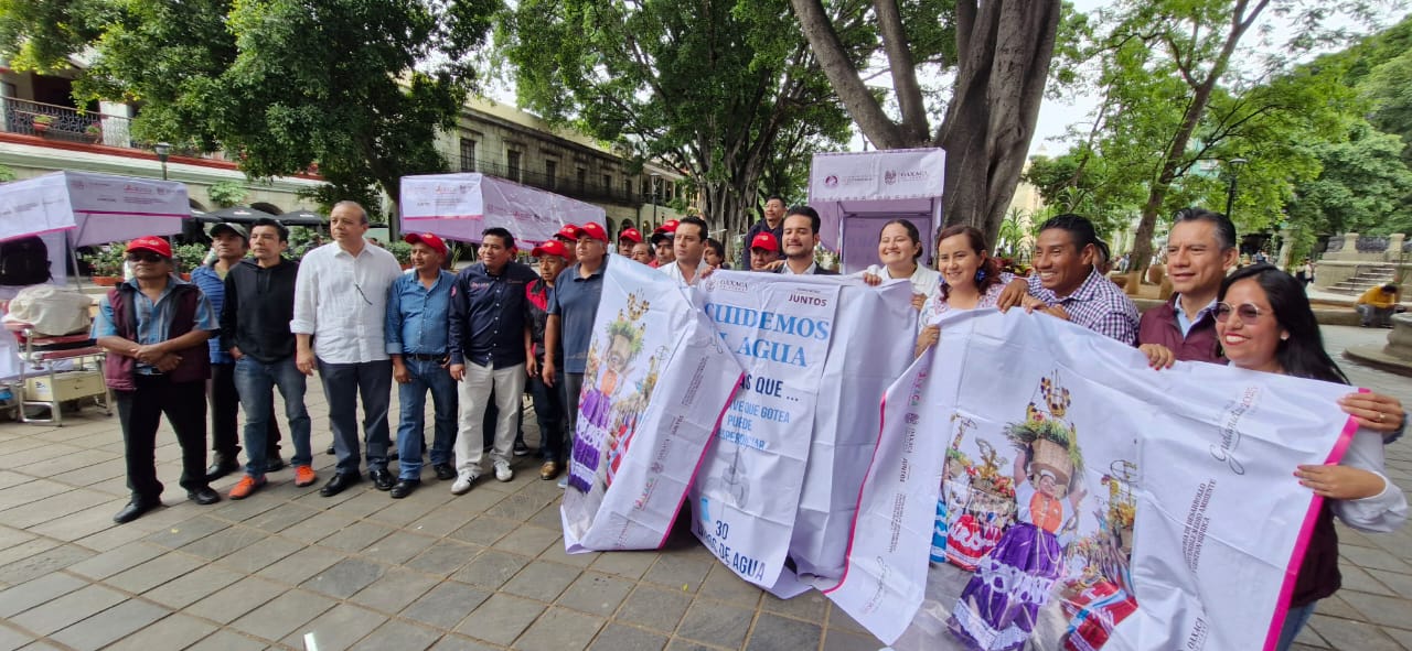 Estrenan aseadores de calzado lonas con mensajes ecológicos y culturales en Oaxaca