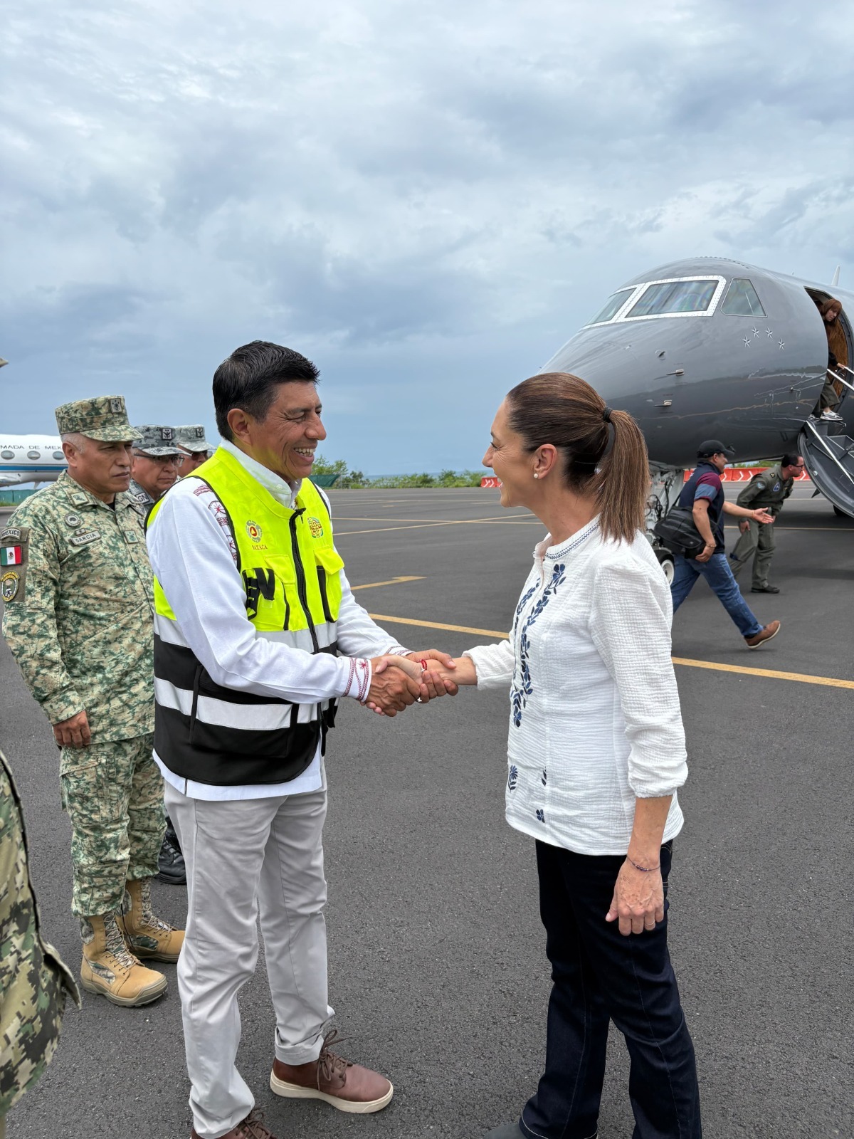 Realizan Claudia Sheinbaum y Salomón Jara sobrevuelo de evaluación en Oaxaca tras impacto del huracán Erick