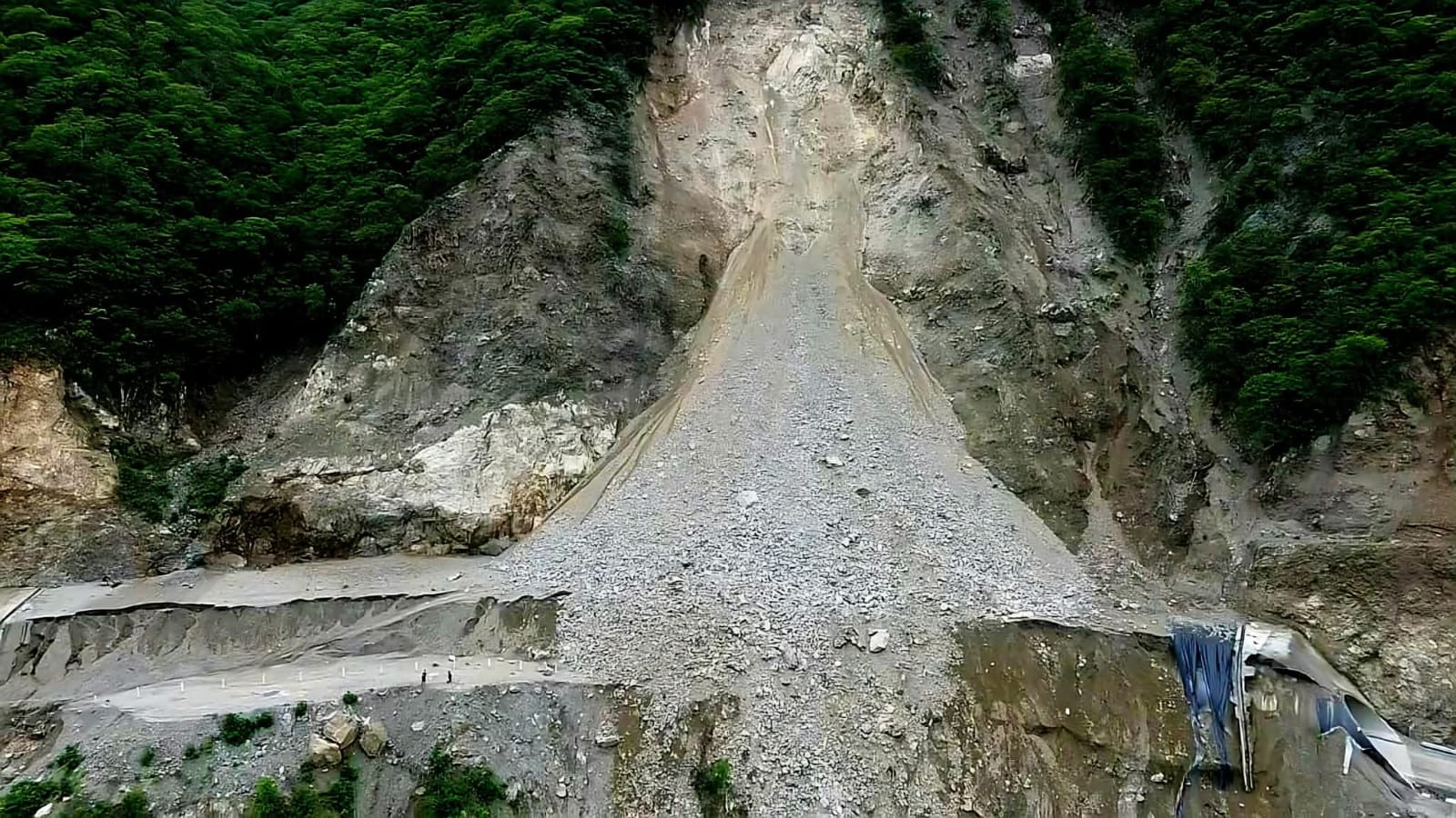 Colapsa túnel en la súper carretera Mitla–Tehuantepec; cierre total