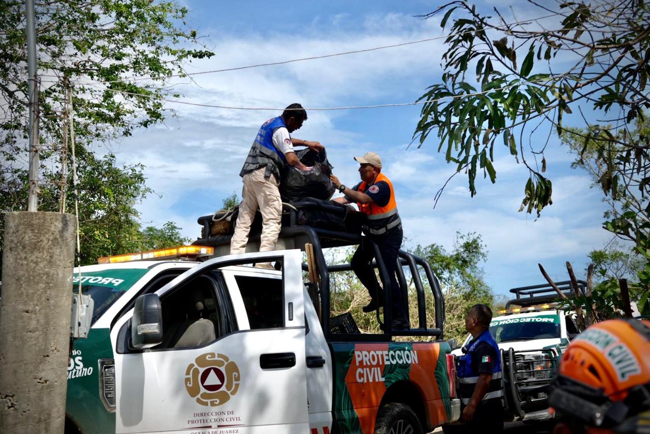 Refuerza PCM Oaxaca de Juárez apoyo en Pinotepa; repartieron 5 mil despensas