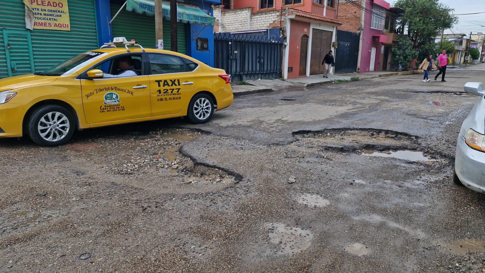 Denuncian vecinos baches gigantes en Calle Fiallo