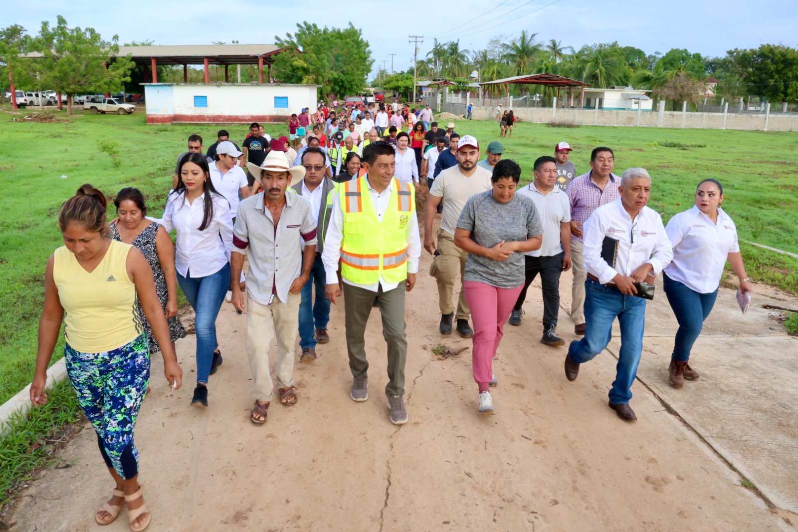 La Costa está de pie, supervisa Salomón Jara ayuda a comunidades afectadas por “Erick”