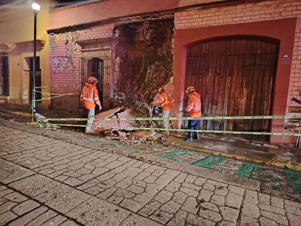 Atiende PCM Oaxaca de Juárez barda colapsada en el Centro Histórico
