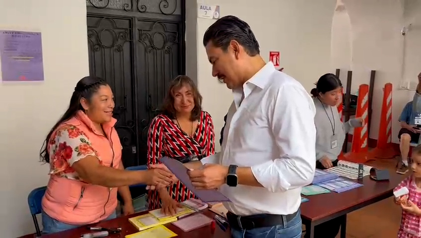 Emite Ray Chagoya su voto en histórica Elección Judicial