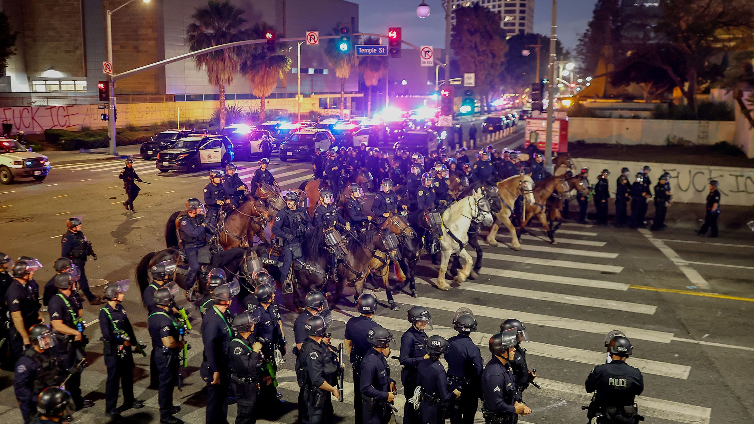 Declara Karen Bass toque de queda en Los Ángeles ante protestas