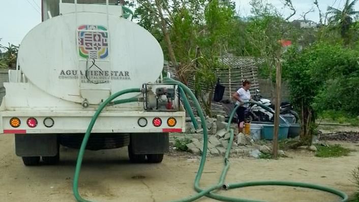 Continúa la distribución de agua potable en localidades afectadas por el huracán Erick