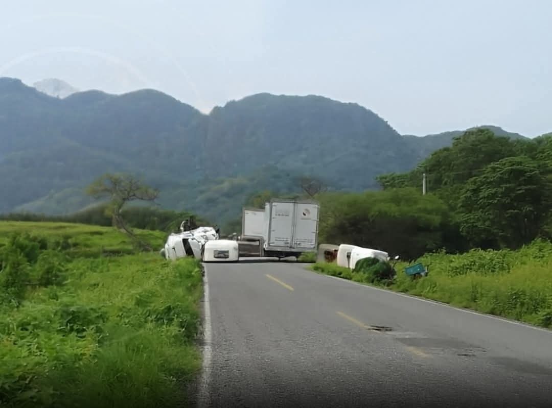 Vuelca tráiler cervecero en la Salina Cruz-Huatulco y desatan rapiña