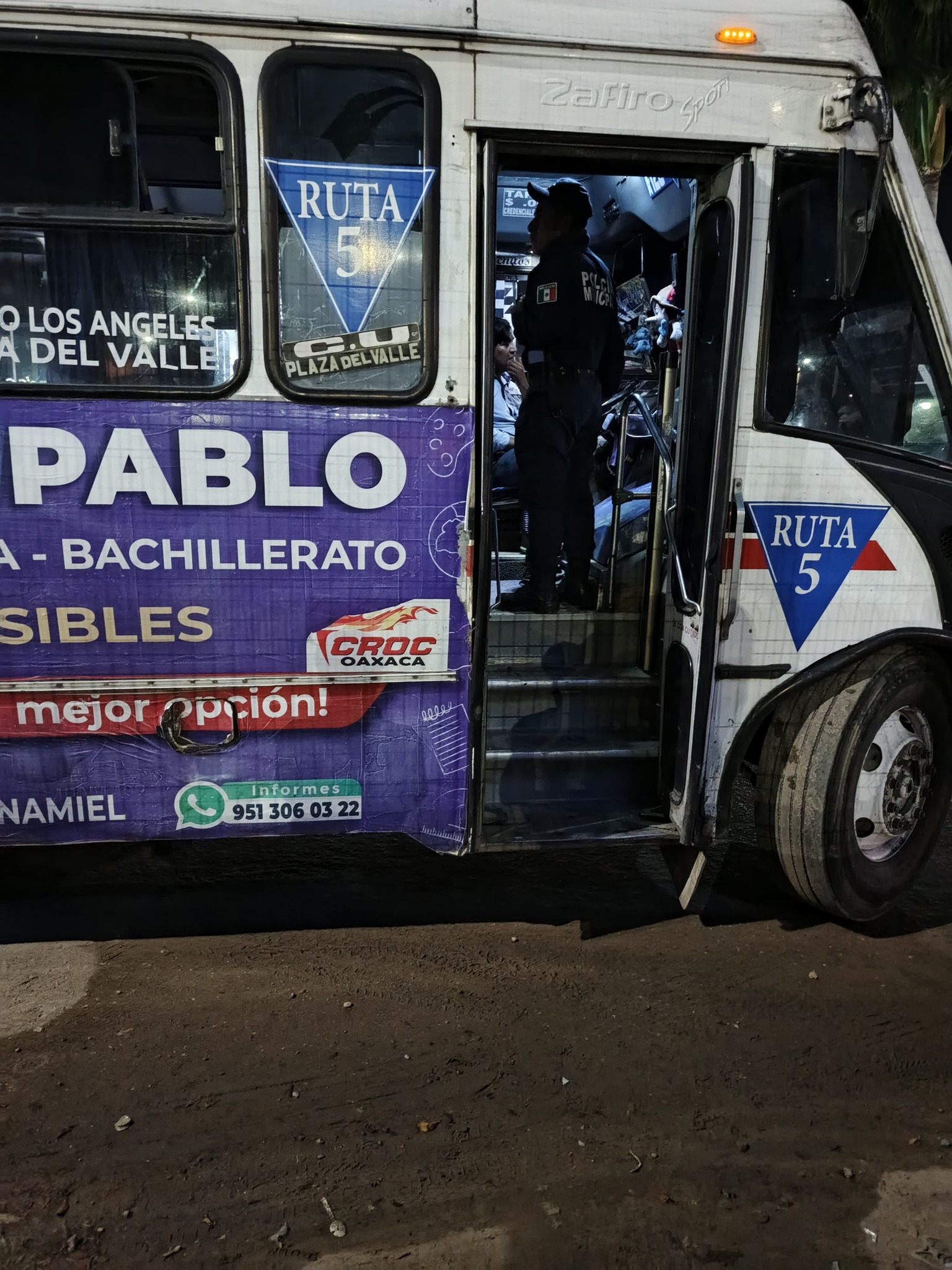 Detienen a chofer y chalán de urbano en Oaxaca por asaltar a pasajera con su bebé