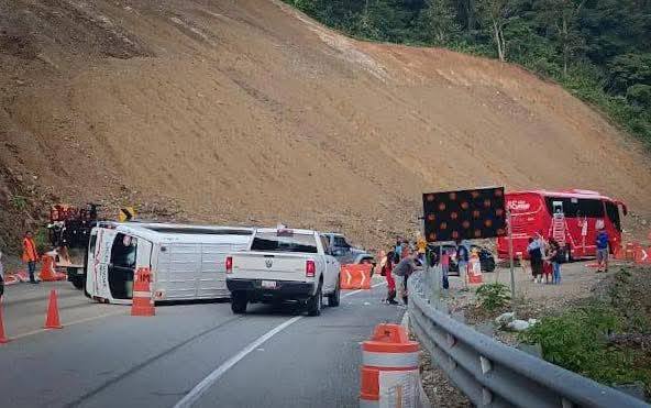 Vuelca urban de Líneas Unidas en la Barranca Larga–Ventanilla