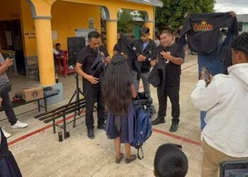 Sorprende grupo musical a niños que bailaron su tema como vals