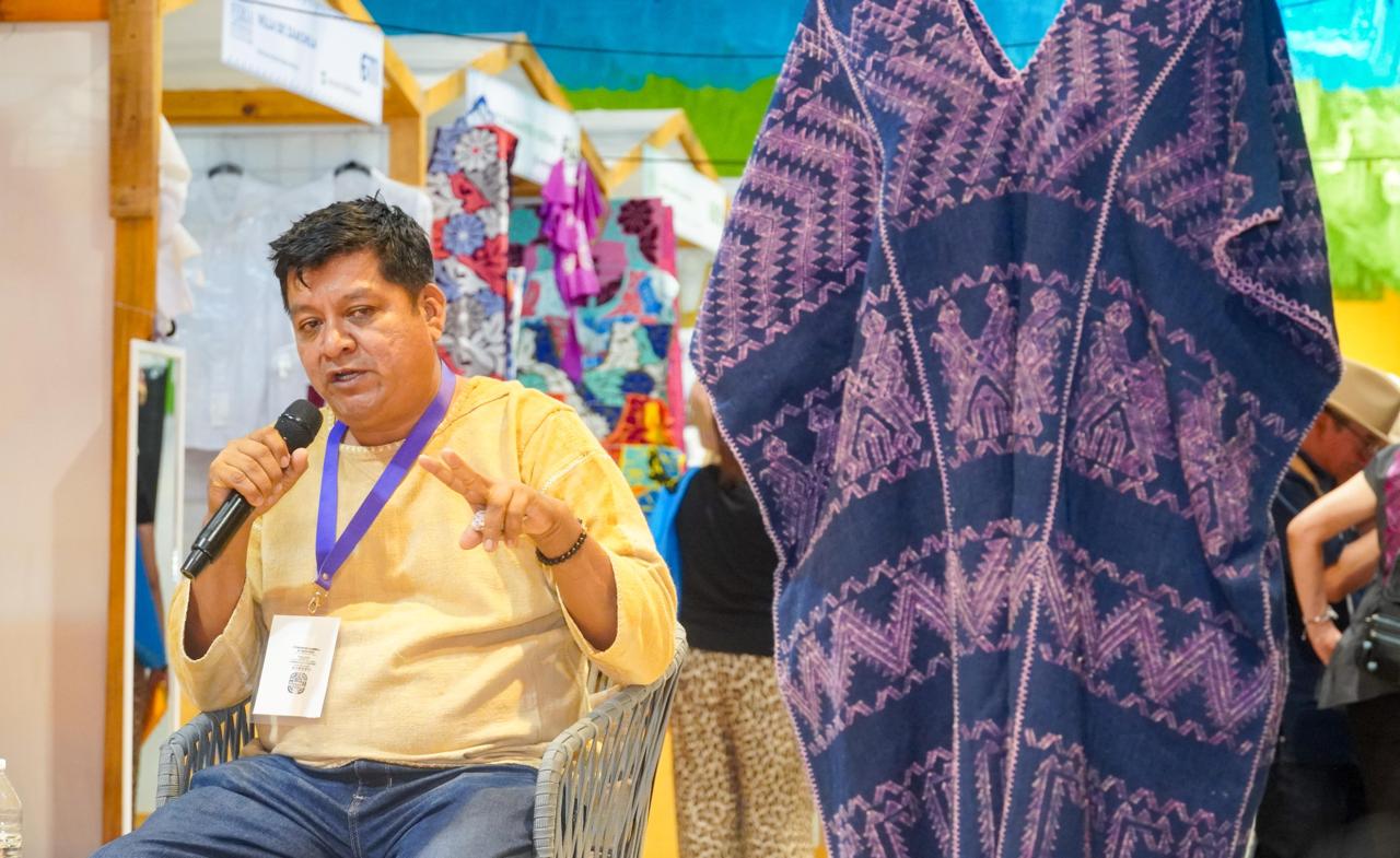 Rescatan artesanos oaxaqueños el tinte natural del caracol púrpura