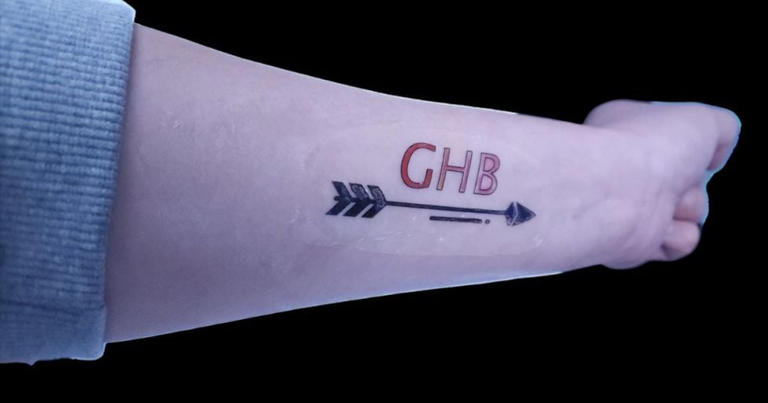 Desarrollan tatuaje temporal que detecta droga en bebidas