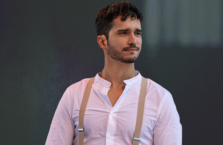 Estrena Andrés Obregón ‘Mira qué bonito día’ con nostalgia y balada