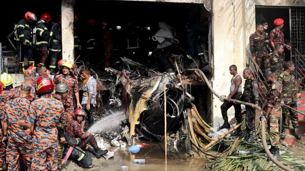 Estrella avión militar contra escuela en Bangladesh y deja 19 muertos