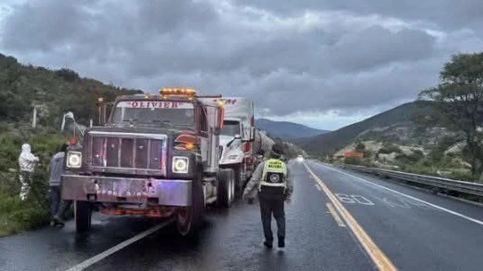Asesinan a conductor de tractocamión en violento asalto en autopista Cuacnopalan-Oaxaca