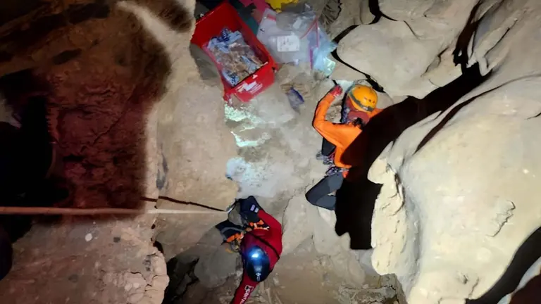 Rescatan especialistas del INAH restos óseos de 500 años en cueva de Ocampo