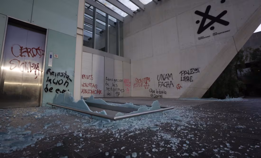 Condena UNAM destrozos en Centro Cultural tras marcha antigentrificación