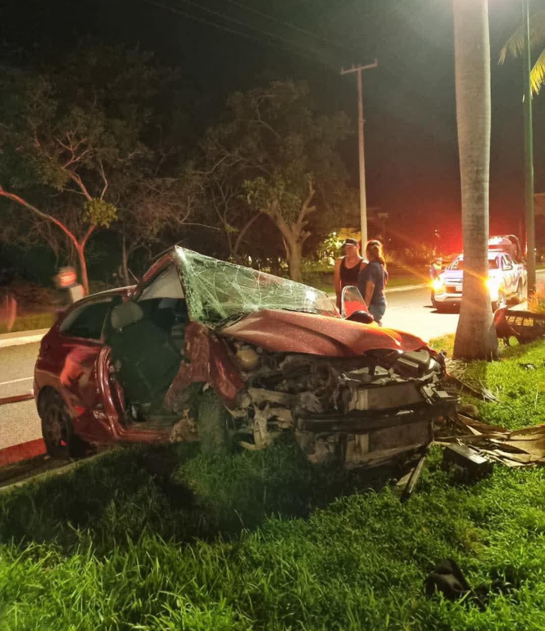 Impacta auto frente a discoteca en el bulevar de Huatulco