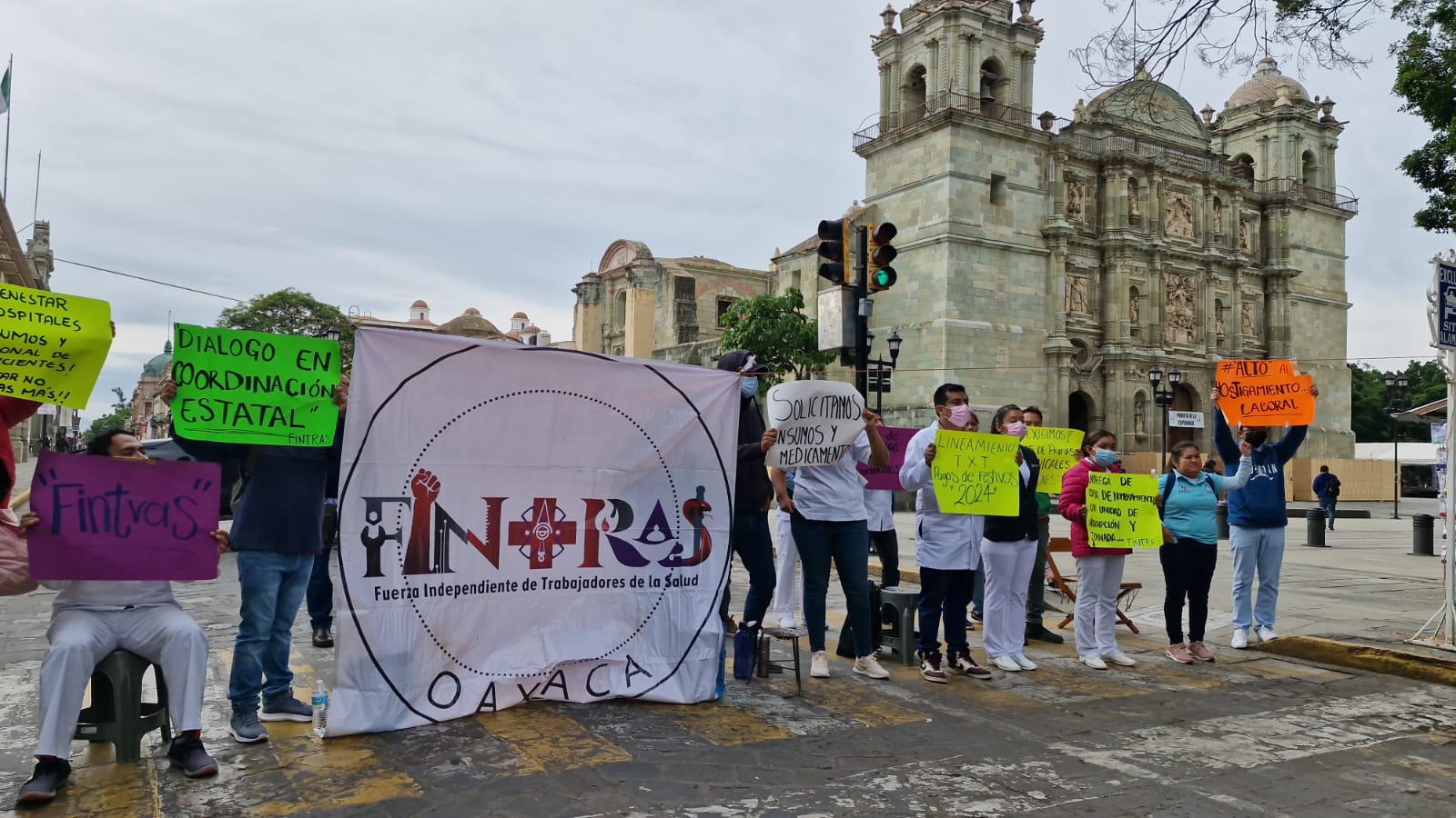 Exigen trabajadores de salud certeza laboral con bloqueo en Avenida Independencia