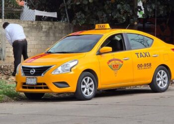 Captan a taxista del ADO orinando en vía pública en la Colonia Reforma