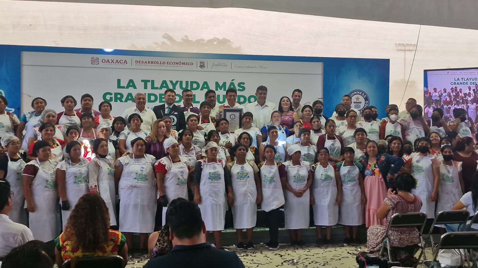 Oaxaca bate el récord Guinness de la tlayuda más grande del mundo