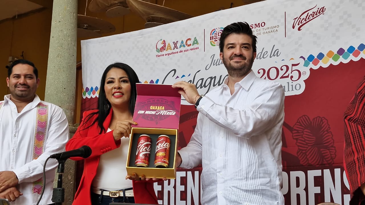 Presenta Secretaría de Turismo y Grupo Modelo Latón Conmemorativo Guelaguetza 2025